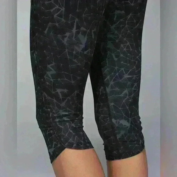 Lululemon Run: Top Speed Crop *Full-On Luxtreme
Star Crushed Coal Black size 6 - Picture 8 of 14